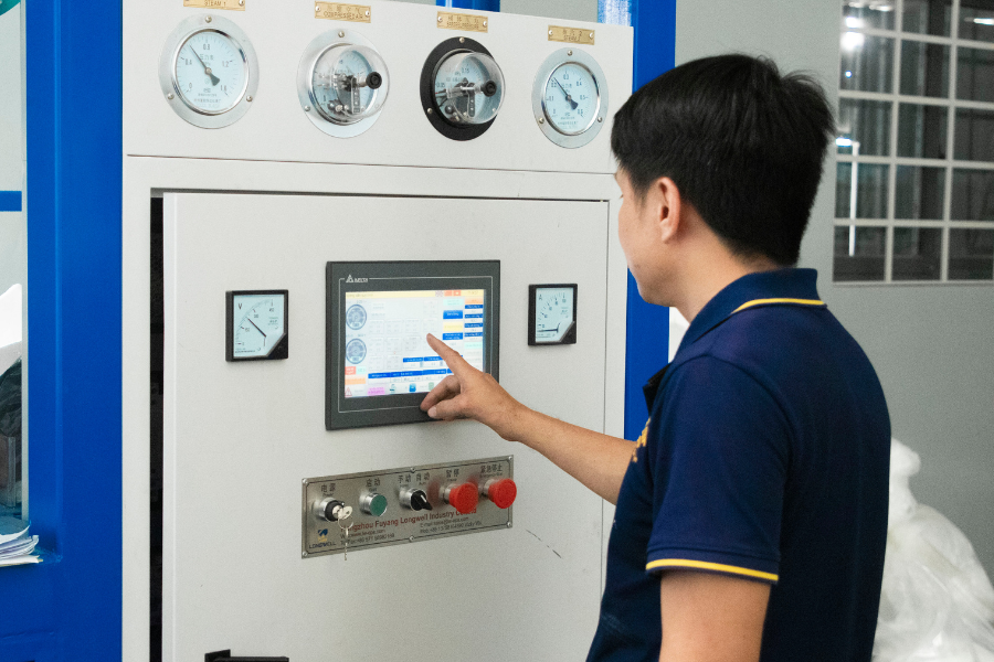 dùng máy kích nở hộp xốp và làm nguội